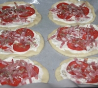 Коржі з помідорами ковбасою сальчічон і сметанно-сирної намазуванням фото рецепт приготування