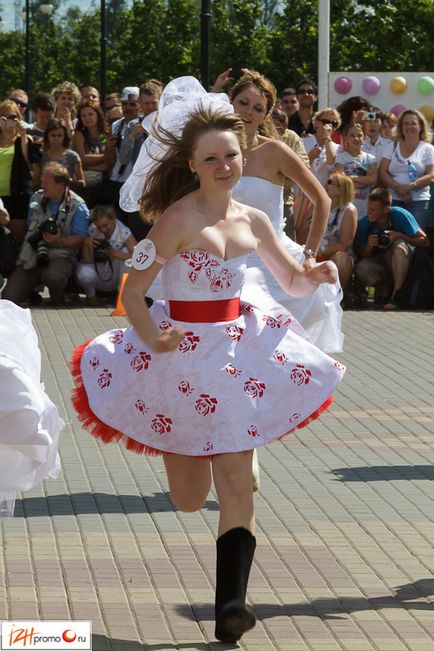 Марафон наречених 2012 у Іжевську забіг у валянках - іжфото, іжфото