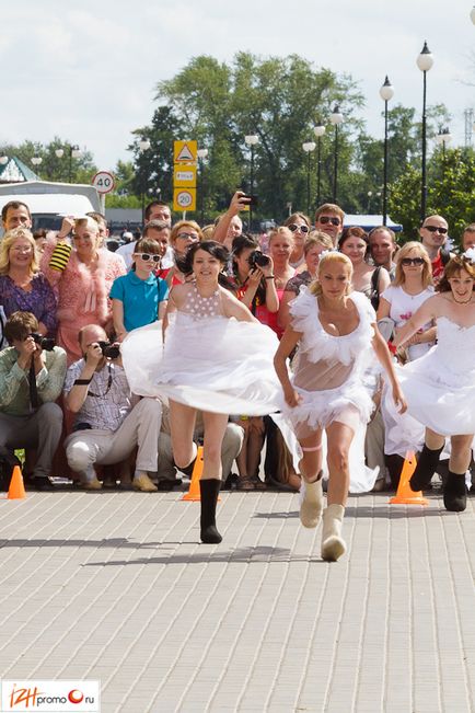 Марафон наречених 2012 у Іжевську забіг у валянках - іжфото, іжфото