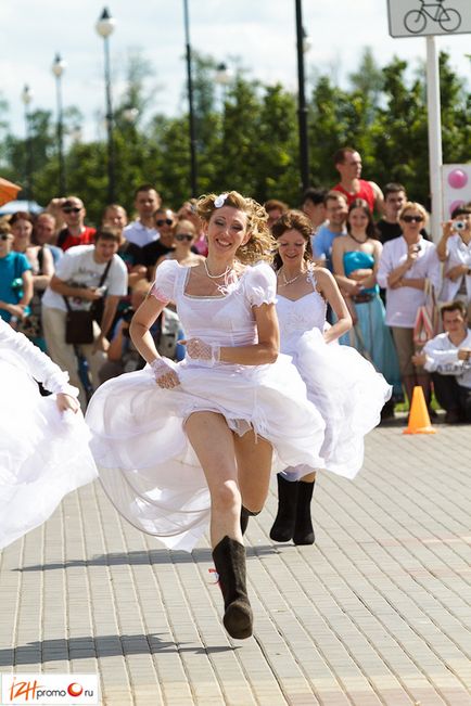 Марафон наречених 2012 у Іжевську забіг у валянках - іжфото, іжфото