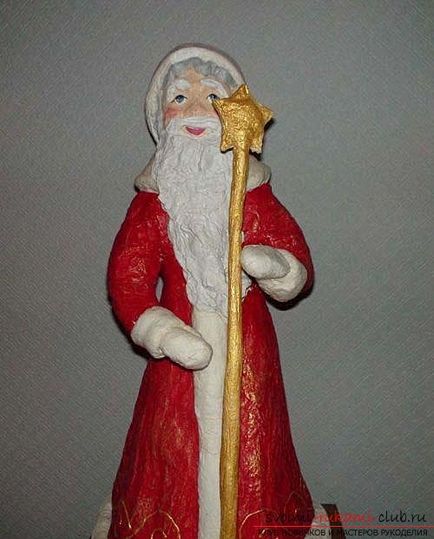 Maestrul frumosului Moș Crăciun din papier-mache cu mâinile lui