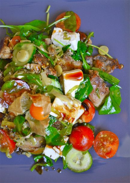 М'ясний салат із бринзою та овочами