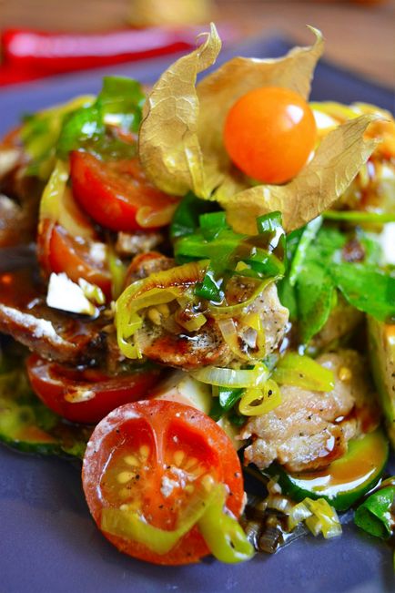 М'ясний салат з бринзою і овочами
