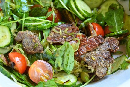 М'ясний салат з бринзою і овочами