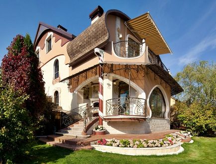 Незвичайні проекти житлових заміських будинків і котеджів з дерева або бруса, красиві форми дахів і
