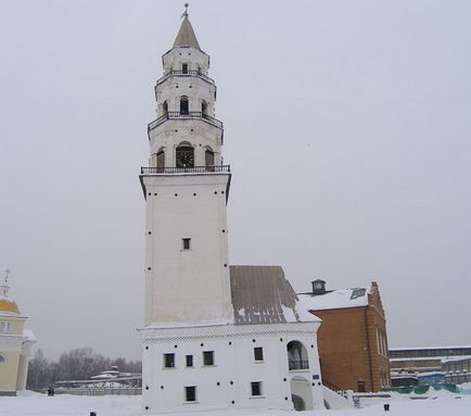 Nevyanskaya turn înclinat, arhitectura