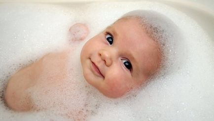 Обробка ванній перед купанням малюка