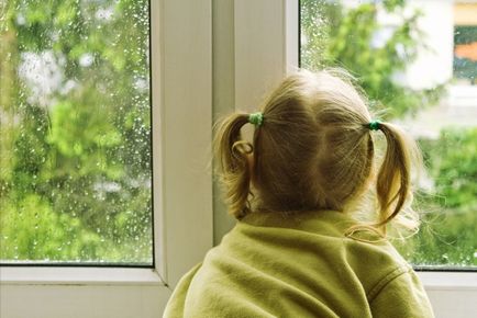 Înălțime periculoasă, copiii scapă din ferestre în fiecare vară