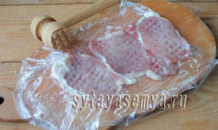 Sertéskaraj panírozott egy serpenyőben (karaj) Karaj rántva egy serpenyőben
