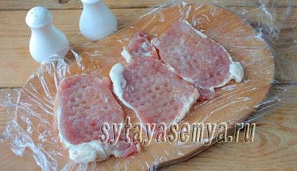 Sertéskaraj panírozott egy serpenyőben (morzsa) Karaj rántva egy serpenyőben