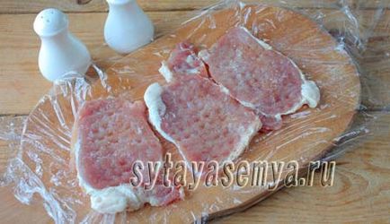 Ciorbe de porc în pesmet într-o tigaie