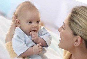 Az első hónapban az élet, mint egy csecsemő, és hogyan kell etetni a babát hónapos kortól