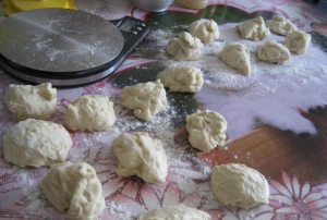 Pite karamellizált tejet élesztős tészta, a recept egy fotót