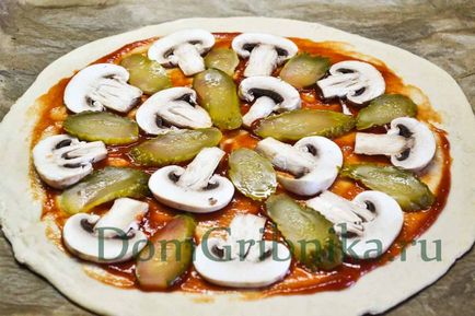 Піца з солоними огірками і грибами рецепт з фото