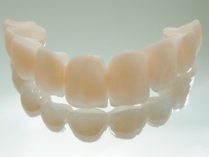 O coroană din plastic pentru fiecare dinte, atunci când este folosit, costul