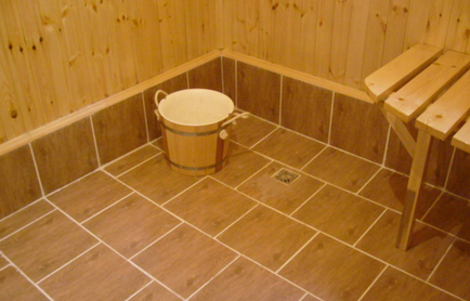 Etaj în baie de gresie pe podea din lemn cu propriile mâini