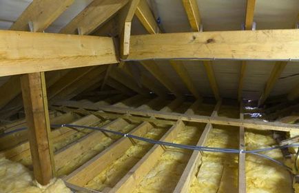 Izolarea corespunzătoare a tavanului într-o casă cu un acoperiș rece cu propriile mâini