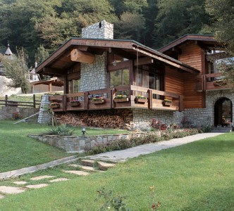 Proiecte si interioare de case din lemn combinate si din lemn in stil cabana