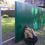 Repararea gardului din casă de țesături din tablă profilate, din plasă de plasă, din reparații foto și video din cărămidă