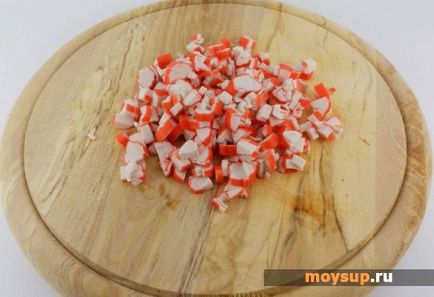 Рецепт листкового салату з креветками, крабовими паличками і сиром з покроковим фото