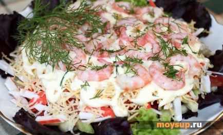 Rețetă pentru salată înfundată cu creveți, bastoane de crab și brânză cu fotografie pe bază de turn