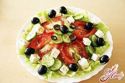 Салат з бринзою і оливками або чорними маслинами