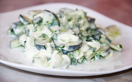 Salată cu castraveți de ouă de pui afumat și brânză