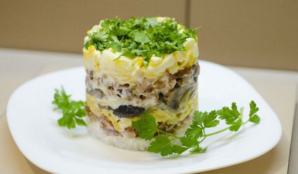 Салат з копченою куркою яйцем огірком і сиром