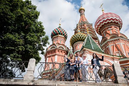 Sesiune foto de familie pe pătrat roșu, blog