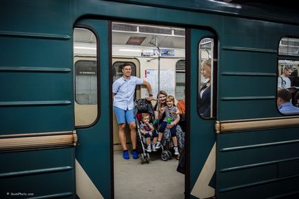 Sesiune foto de familie pe pătrat roșu, blog