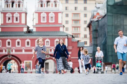 Sesiune foto de familie pe pătrat roșu, blog