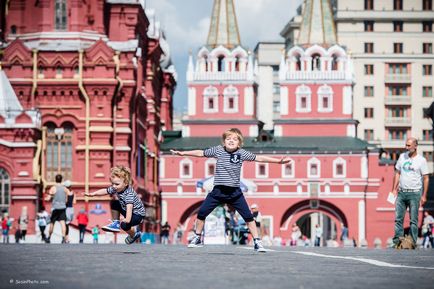 Sesiune foto de familie pe pătrat roșu, blog