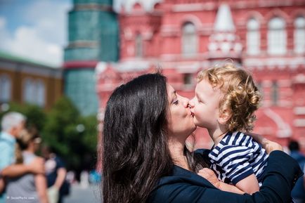 Sesiune foto de familie pe pătrat roșu, blog