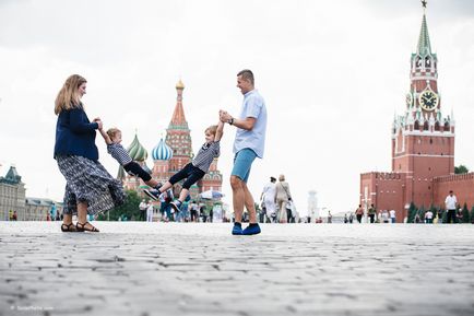 Sesiune foto de familie pe pătrat roșu, blog