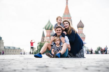 Sesiune foto de familie pe pătrat roșu, blog