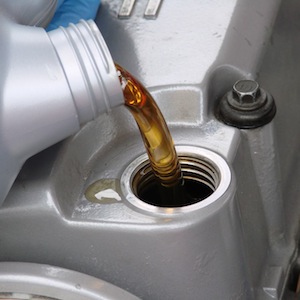 Cât costă schimbarea uleiului într-un atelier de mașini și în mod independent