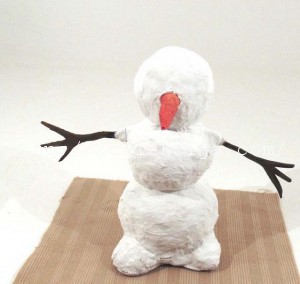 Om de zăpadă din papier-mache