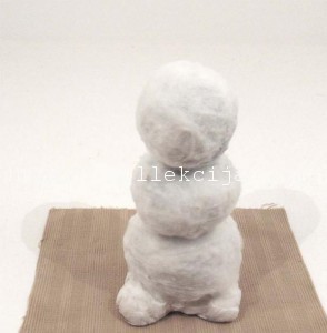 Om de zăpadă din papier-mache