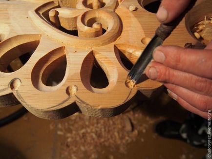 Creați un panou din lemn sculptat cu o macara 