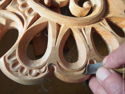 Creați un panou din lemn sculptat cu o macara 