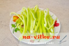 Теплий овочевий салат з курки і баклажан