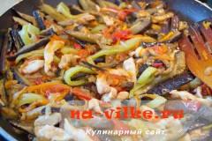 Теплий овочевий салат з курки і баклажан