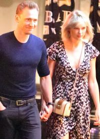 Taylor Swift crede că Hiddleston se întâlnește cu ea doar de dragul gloriei