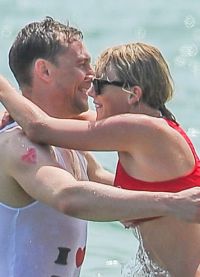Taylor Swift crede că Hiddleston se întâlnește cu ea doar de dragul gloriei