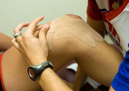 Îmbinarea genunchiului ca adeziv Kinesio, video