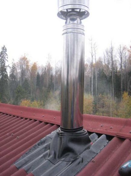 Труба на даху вентиляційні, пічні і інші системи