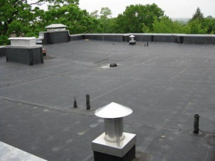 Труба на даху вентиляційні, пічні і інші системи