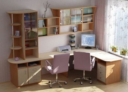 Poza de birou de birou, cu rafturi, muncitor acasa, masa de langa fereastra, pentru doua dimensiuni,