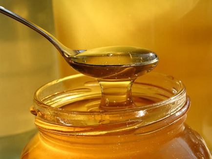 De ce trebuie să beau apă caldă cu miere pe stomacul gol în fiecare zi?