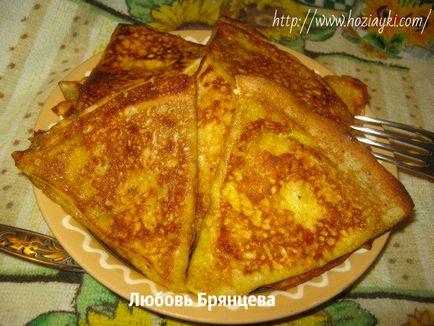 Aperitive de clătite subțiri cu brânză în ucraineană (mandriki), hostess ospitalier